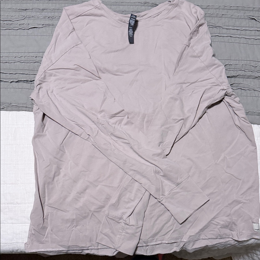 Vuori Women's Long Sleeve Tee in Light Gray